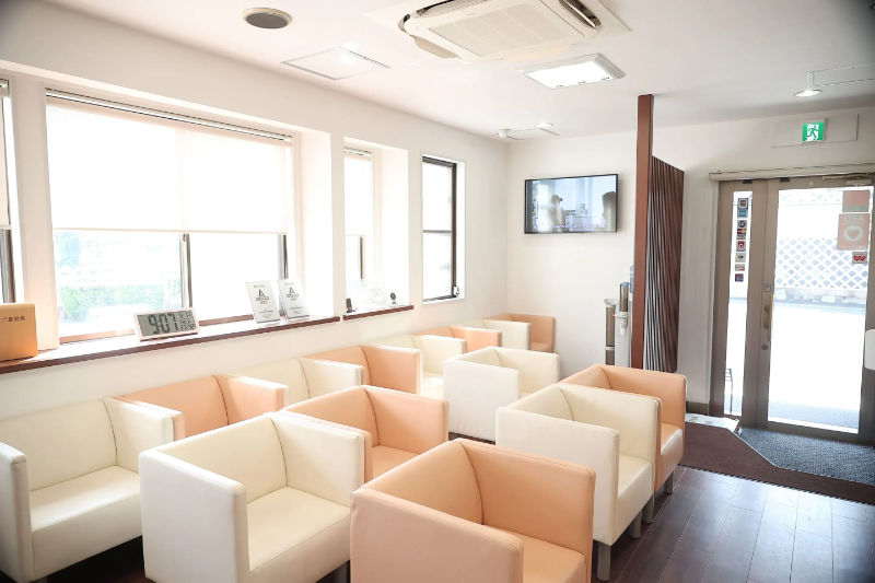金属アレルギーの患者さまも利用する岡山の歯医者の待合室